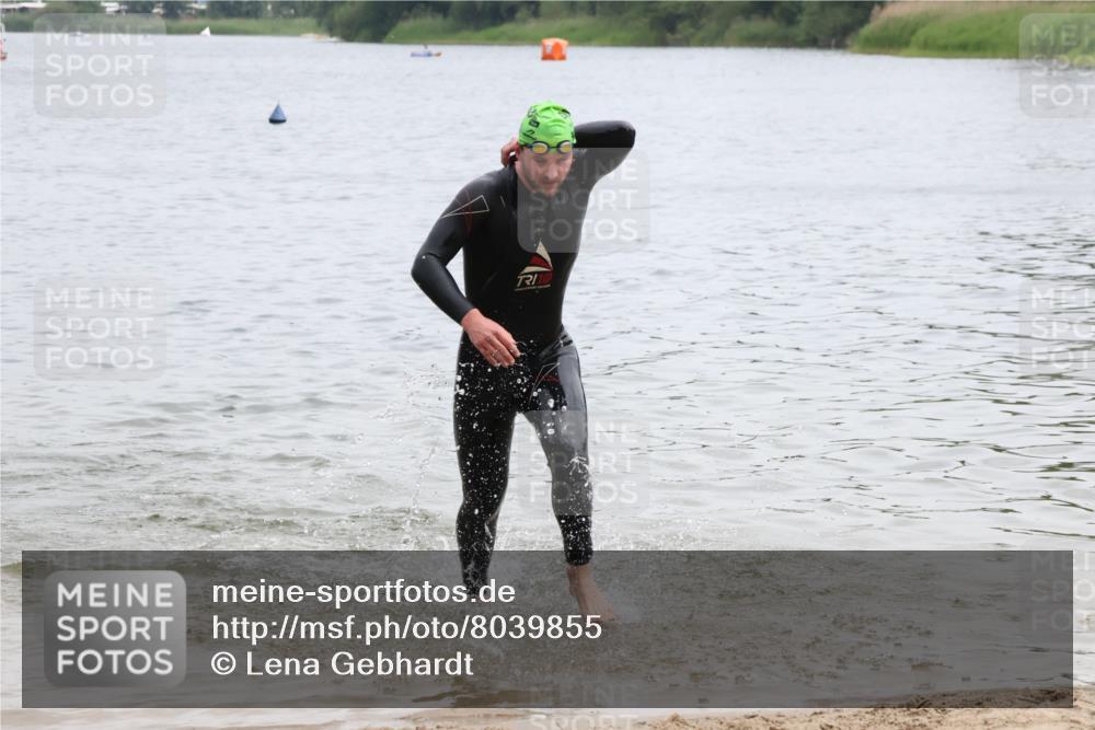 21.06.2025 - 27. Vierlanden-Triathlon Lena Gebhardt http://msf.ph/oto/8039855 15.06.2025 12:53:11 Schwimmen  meine-sportfotos.de