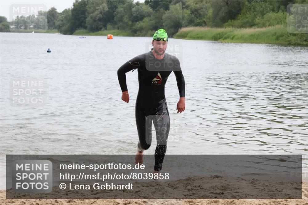 21.06.2025 - 27. Vierlanden-Triathlon Lena Gebhardt http://msf.ph/oto/8039858 15.06.2025 12:53:12 Schwimmen  meine-sportfotos.de