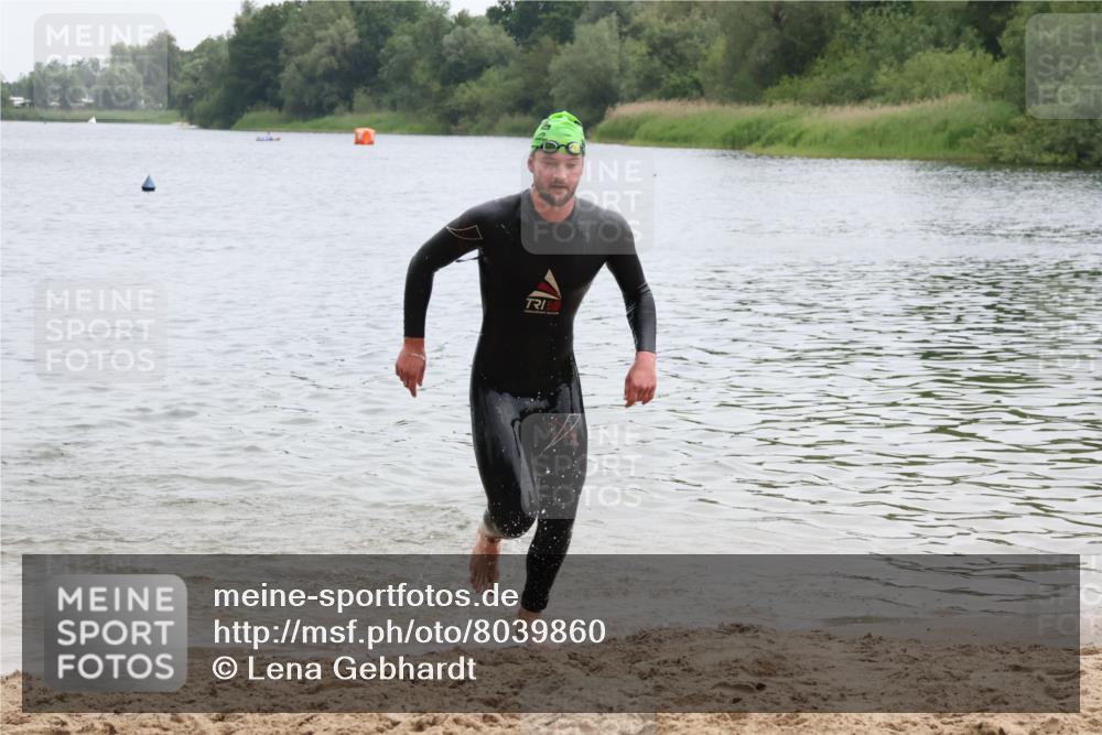 21.06.2025 - 27. Vierlanden-Triathlon Lena Gebhardt http://msf.ph/oto/8039860 15.06.2025 12:53:12 Schwimmen  meine-sportfotos.de