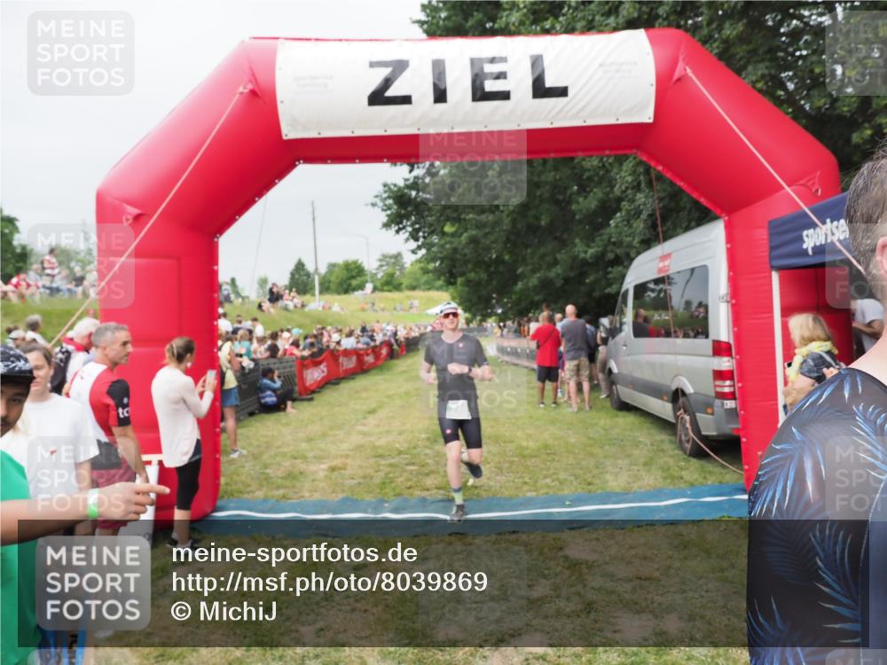 21.06.2025 - 27. Vierlanden-Triathlon MichiJ http://msf.ph/oto/8039869 15.06.2026 13:21:59 Ziel 746, 859 meine-sportfotos.de