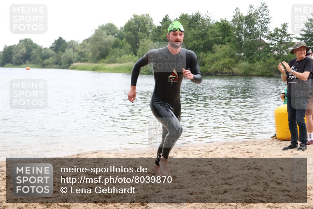 21.06.2025 - 27. Vierlanden-Triathlon Lena Gebhardt http://msf.ph/oto/8039870 15.06.2025 12:53:14 Schwimmen  meine-sportfotos.de