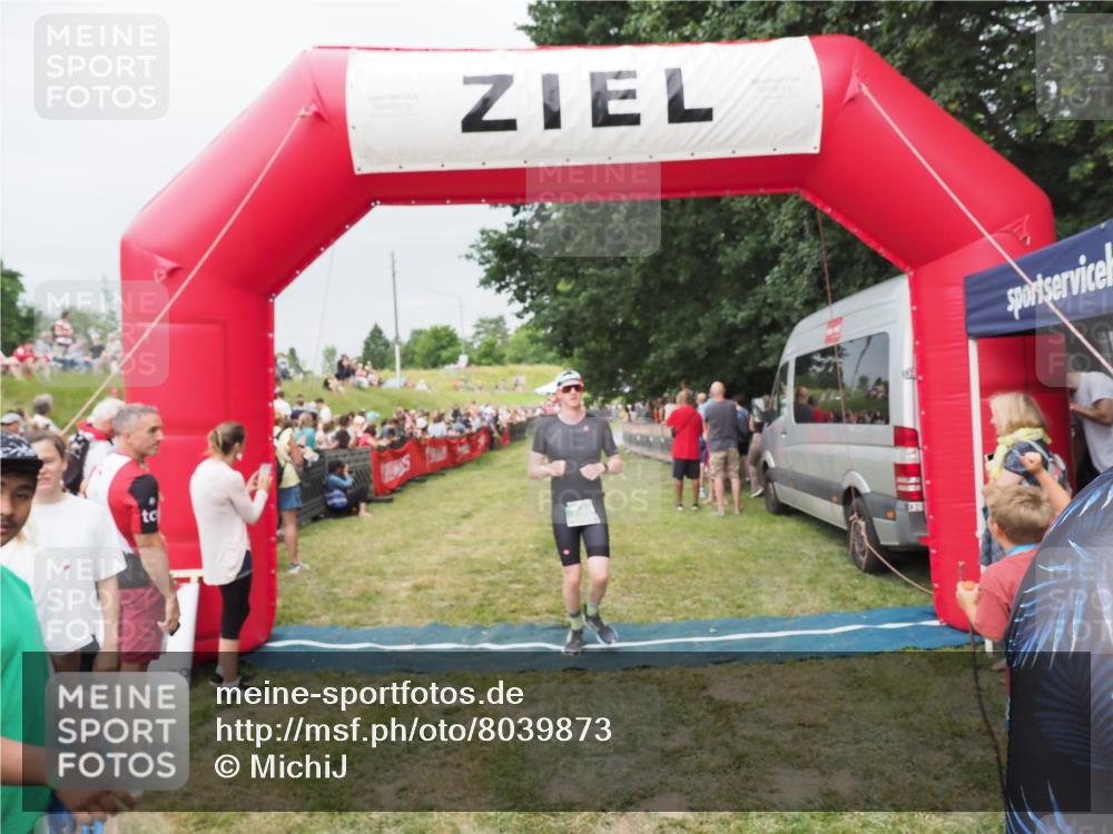 21.06.2025 - 27. Vierlanden-Triathlon MichiJ http://msf.ph/oto/8039873 15.06.2026 13:21:59 Ziel 746, 859 meine-sportfotos.de