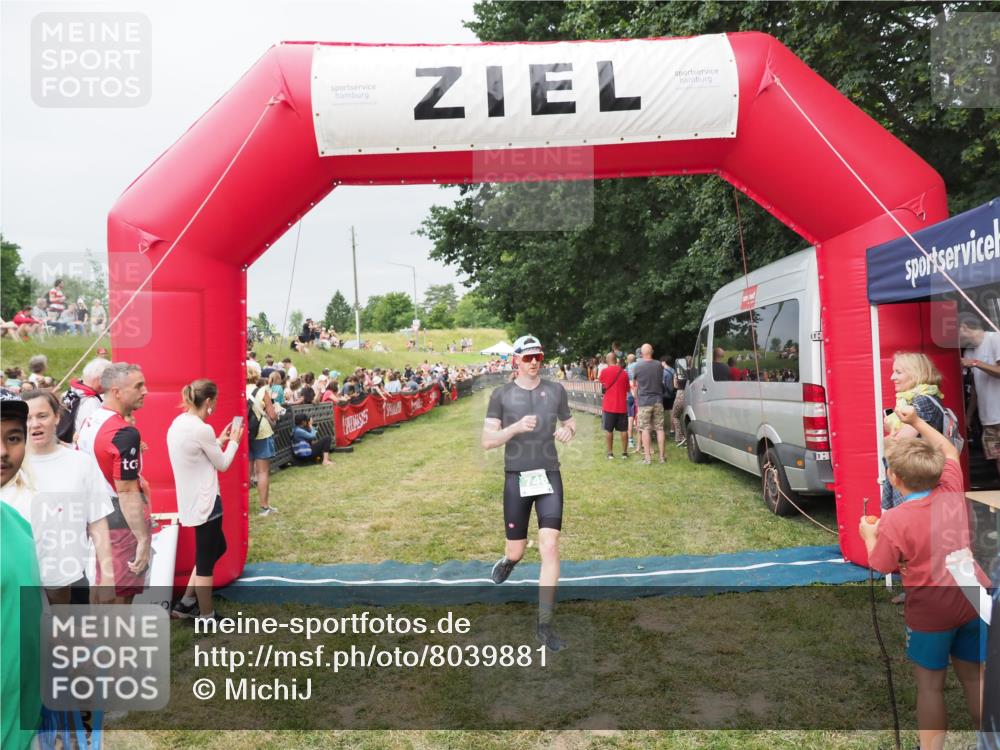 21.06.2025 - 27. Vierlanden-Triathlon MichiJ http://msf.ph/oto/8039881 15.06.2026 13:21:59 Ziel 746, 859 meine-sportfotos.de