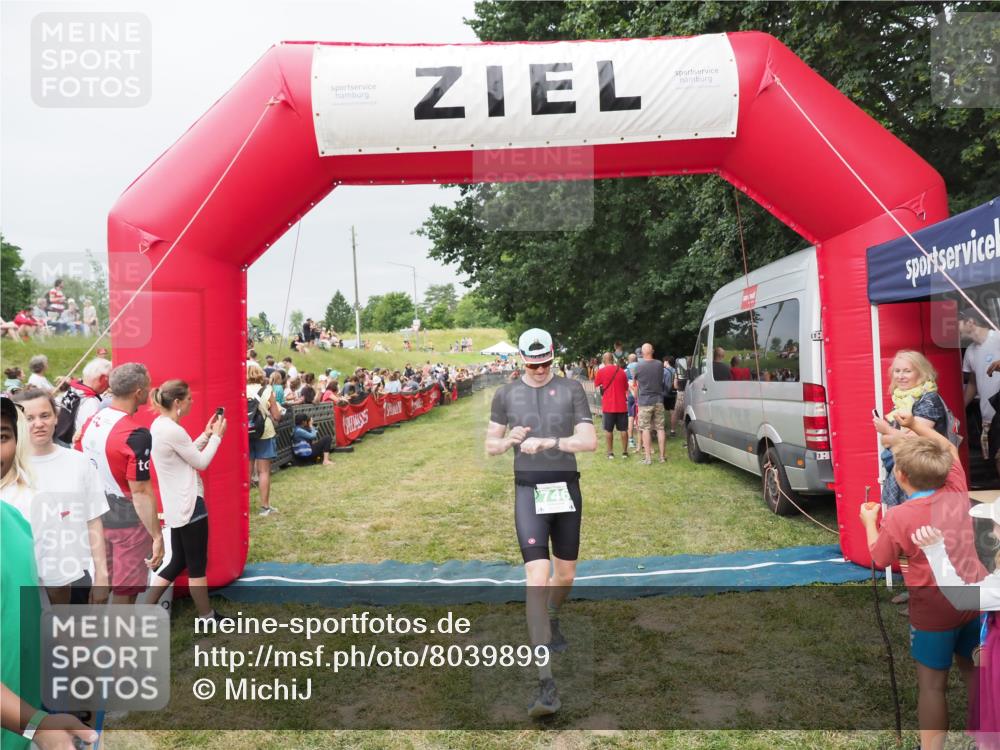 21.06.2025 - 27. Vierlanden-Triathlon MichiJ http://msf.ph/oto/8039899 15.06.2026 13:22:00 Ziel 746, 859 meine-sportfotos.de