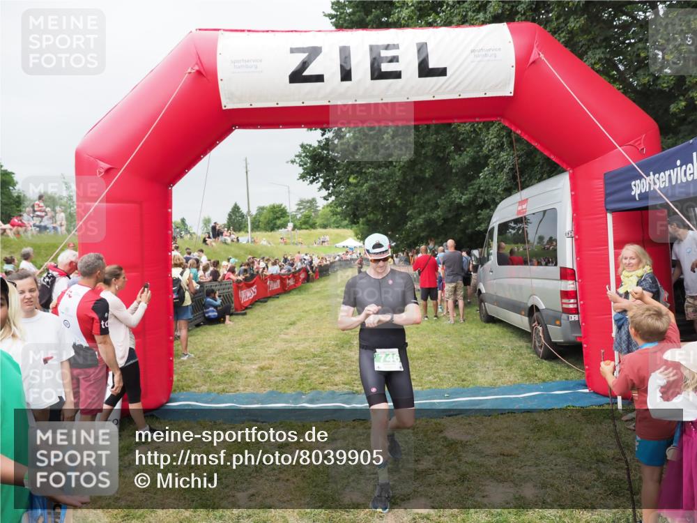 21.06.2025 - 27. Vierlanden-Triathlon MichiJ http://msf.ph/oto/8039905 15.06.2026 13:22:00 Ziel 746, 859 meine-sportfotos.de