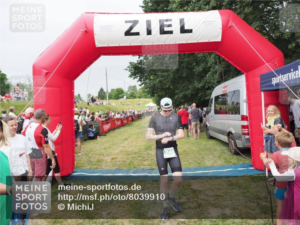 21.06.2025 - 27. Vierlanden-Triathlon MichiJ http://msf.ph/oto/8039910 15.06.2026 13:22:00 Ziel 746, 859 meine-sportfotos.de
