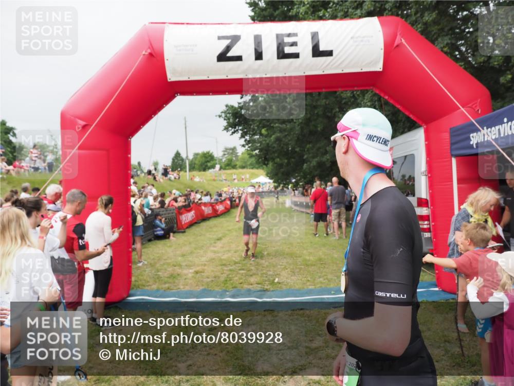 21.06.2025 - 27. Vierlanden-Triathlon MichiJ http://msf.ph/oto/8039928 15.06.2026 13:22:08 Ziel 152 meine-sportfotos.de