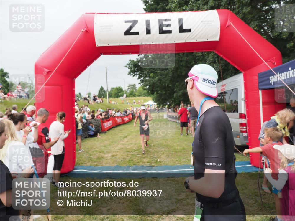 21.06.2025 - 27. Vierlanden-Triathlon MichiJ http://msf.ph/oto/8039937 15.06.2026 13:22:08 Ziel 152 meine-sportfotos.de
