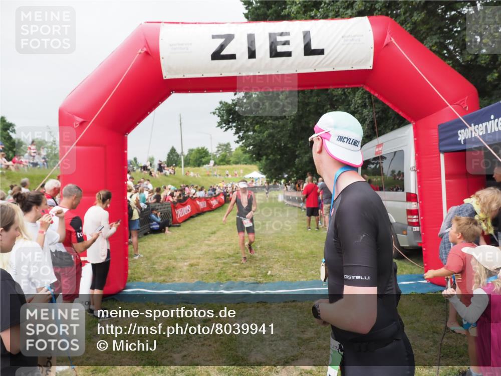 21.06.2025 - 27. Vierlanden-Triathlon MichiJ http://msf.ph/oto/8039941 15.06.2026 13:22:08 Ziel 152 meine-sportfotos.de