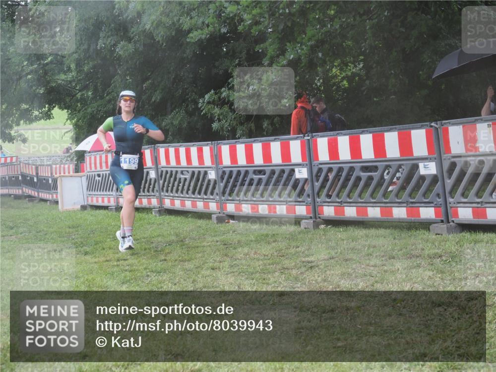 21.06.2025 - 27. Vierlanden-Triathlon KatJ http://msf.ph/oto/8039943 15.06.2025 14:25:19 Ziel 1199 meine-sportfotos.de