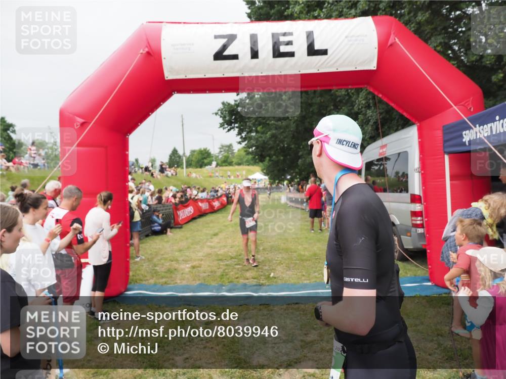 21.06.2025 - 27. Vierlanden-Triathlon MichiJ http://msf.ph/oto/8039946 15.06.2026 13:22:08 Ziel 152 meine-sportfotos.de