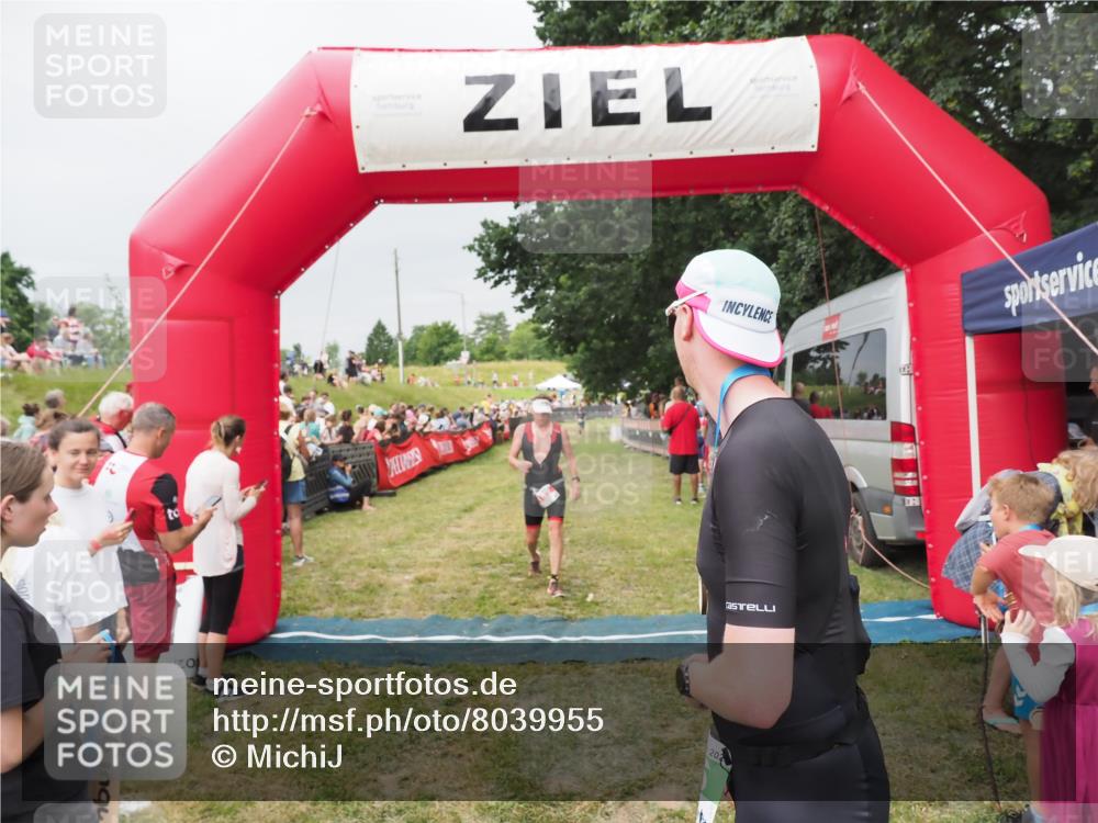21.06.2025 - 27. Vierlanden-Triathlon MichiJ http://msf.ph/oto/8039955 15.06.2026 13:22:09 Ziel 152 meine-sportfotos.de
