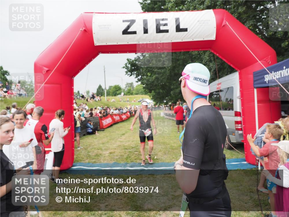 21.06.2025 - 27. Vierlanden-Triathlon MichiJ http://msf.ph/oto/8039974 15.06.2026 13:22:09 Ziel 152 meine-sportfotos.de
