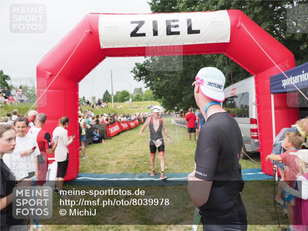 21.06.2025 - 27. Vierlanden-Triathlon MichiJ http://msf.ph/oto/8039978 15.06.2026 13:22:09 Ziel 152 meine-sportfotos.de