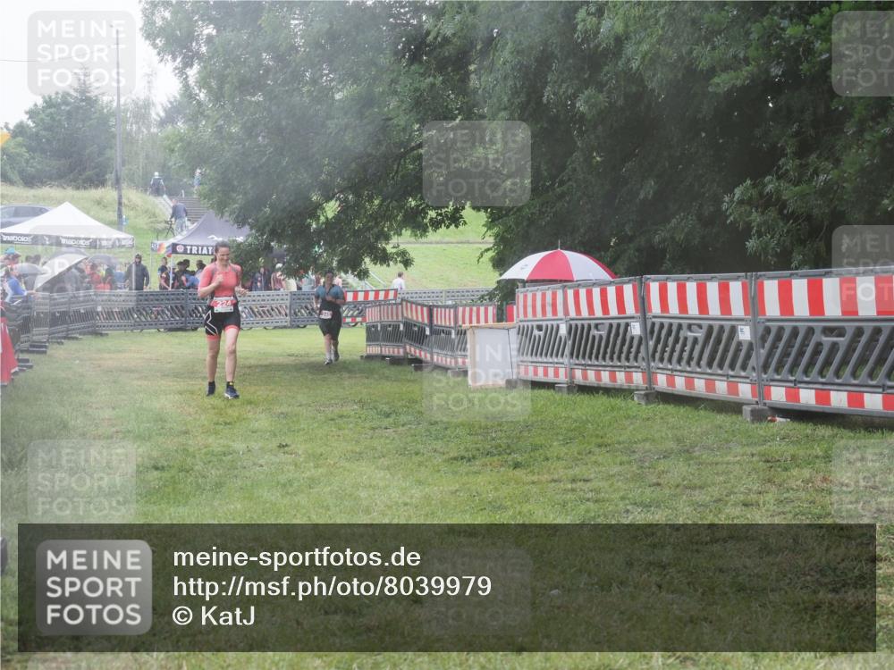 21.06.2025 - 27. Vierlanden-Triathlon KatJ http://msf.ph/oto/8039979 15.06.2025 14:25:27 Ziel 224 meine-sportfotos.de