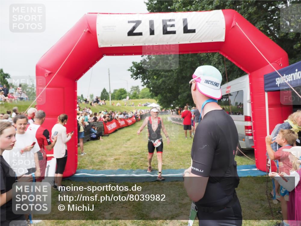 21.06.2025 - 27. Vierlanden-Triathlon MichiJ http://msf.ph/oto/8039982 15.06.2026 13:22:10 Ziel 152 meine-sportfotos.de