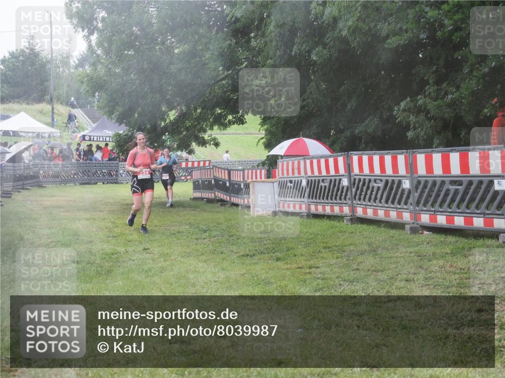 21.06.2025 - 27. Vierlanden-Triathlon KatJ http://msf.ph/oto/8039987 15.06.2025 14:25:27 Ziel 224 meine-sportfotos.de