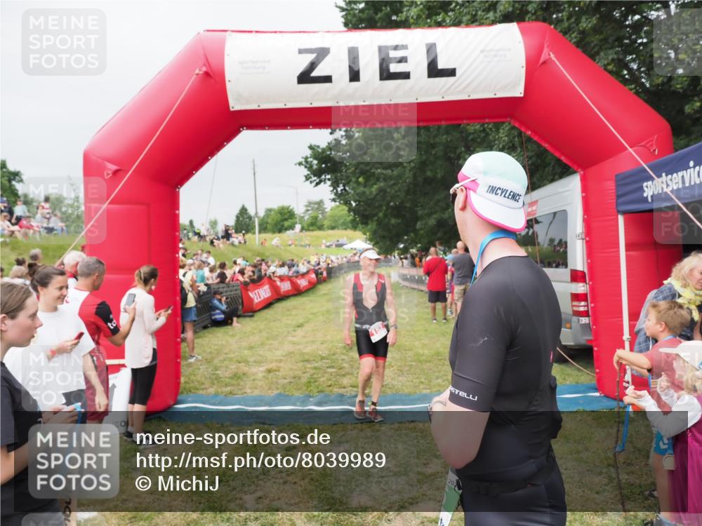 21.06.2025 - 27. Vierlanden-Triathlon MichiJ http://msf.ph/oto/8039989 15.06.2026 13:22:10 Ziel 152 meine-sportfotos.de