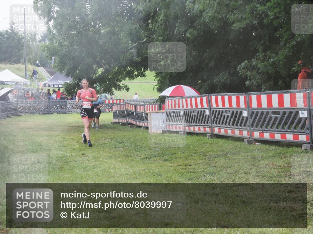 21.06.2025 - 27. Vierlanden-Triathlon KatJ http://msf.ph/oto/8039997 15.06.2025 14:25:28 Ziel 224 meine-sportfotos.de