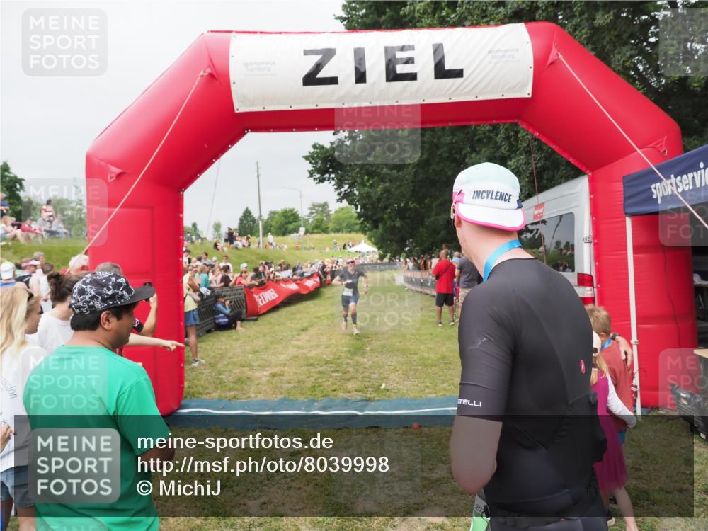 21.06.2025 - 27. Vierlanden-Triathlon MichiJ http://msf.ph/oto/8039998 15.06.2026 13:22:15 Ziel 152, 928 meine-sportfotos.de