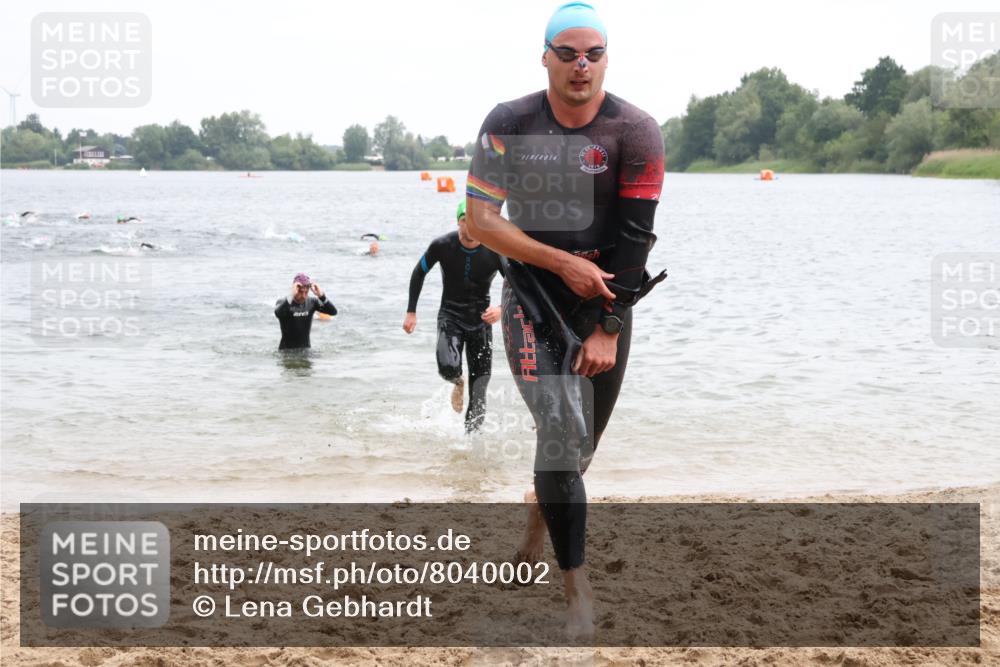 21.06.2025 - 27. Vierlanden-Triathlon Lena Gebhardt http://msf.ph/oto/8040002 15.06.2025 12:54:16 Schwimmen 1102, 1114, 1124, 1125, 1127, 1141, 1145, 1147, 1158, 1162 meine-sportfotos.de