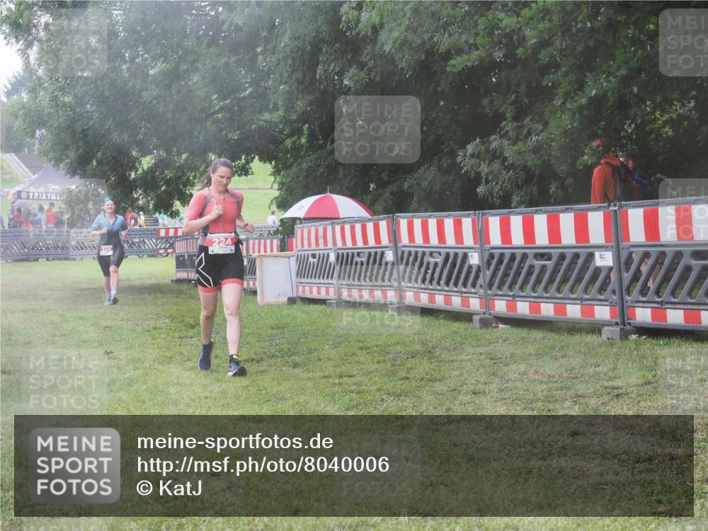21.06.2025 - 27. Vierlanden-Triathlon KatJ http://msf.ph/oto/8040006 15.06.2025 14:25:30 Ziel 224, 1281 meine-sportfotos.de