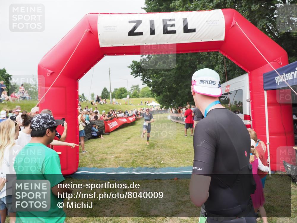 21.06.2025 - 27. Vierlanden-Triathlon MichiJ http://msf.ph/oto/8040009 15.06.2026 13:22:15 Ziel 152, 928 meine-sportfotos.de