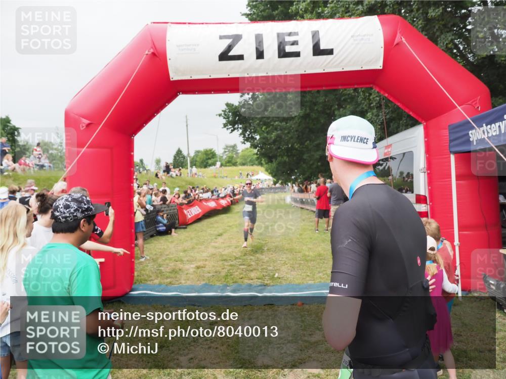 21.06.2025 - 27. Vierlanden-Triathlon MichiJ http://msf.ph/oto/8040013 15.06.2026 13:22:15 Ziel 152, 928 meine-sportfotos.de