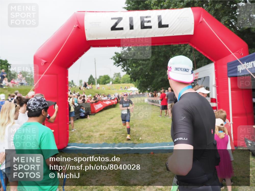 21.06.2025 - 27. Vierlanden-Triathlon MichiJ http://msf.ph/oto/8040028 15.06.2026 13:22:16 Ziel 152, 928 meine-sportfotos.de