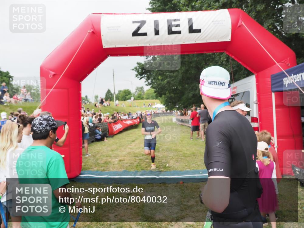 21.06.2025 - 27. Vierlanden-Triathlon MichiJ http://msf.ph/oto/8040032 15.06.2026 13:22:16 Ziel 152, 928 meine-sportfotos.de