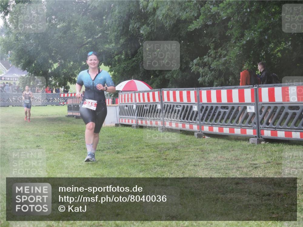 21.06.2025 - 27. Vierlanden-Triathlon KatJ http://msf.ph/oto/8040036 15.06.2025 14:25:34 Ziel 224, 1281 meine-sportfotos.de