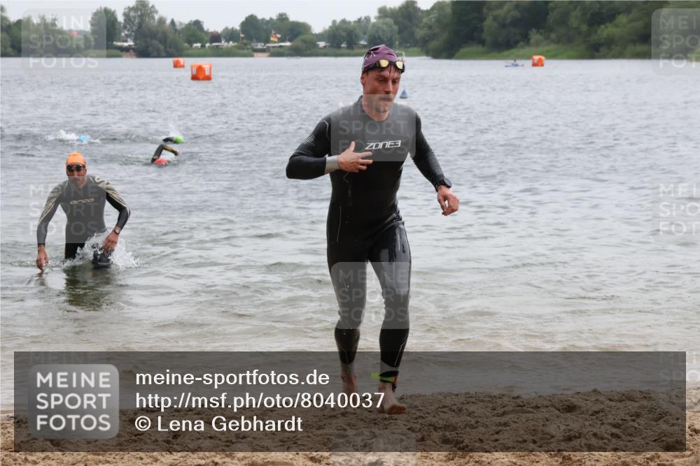 21.06.2025 - 27. Vierlanden-Triathlon Lena Gebhardt http://msf.ph/oto/8040037 15.06.2025 12:54:22 Schwimmen 1102, 1103, 1114, 1124, 1141, 1147, 1162 meine-sportfotos.de