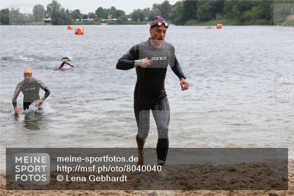 21.06.2025 - 27. Vierlanden-Triathlon Lena Gebhardt http://msf.ph/oto/8040040 15.06.2025 12:54:22 Schwimmen 1102, 1103, 1114, 1124, 1141, 1147, 1162 meine-sportfotos.de