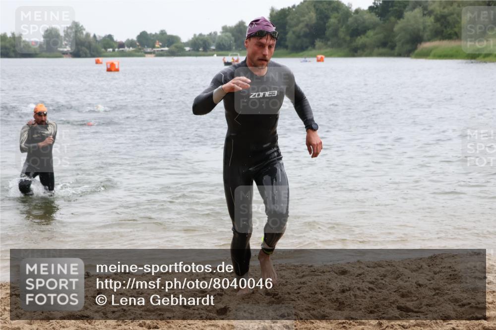 21.06.2025 - 27. Vierlanden-Triathlon Lena Gebhardt http://msf.ph/oto/8040046 15.06.2025 12:54:23 Schwimmen 1102, 1103, 1124, 1141, 1147, 1162 meine-sportfotos.de