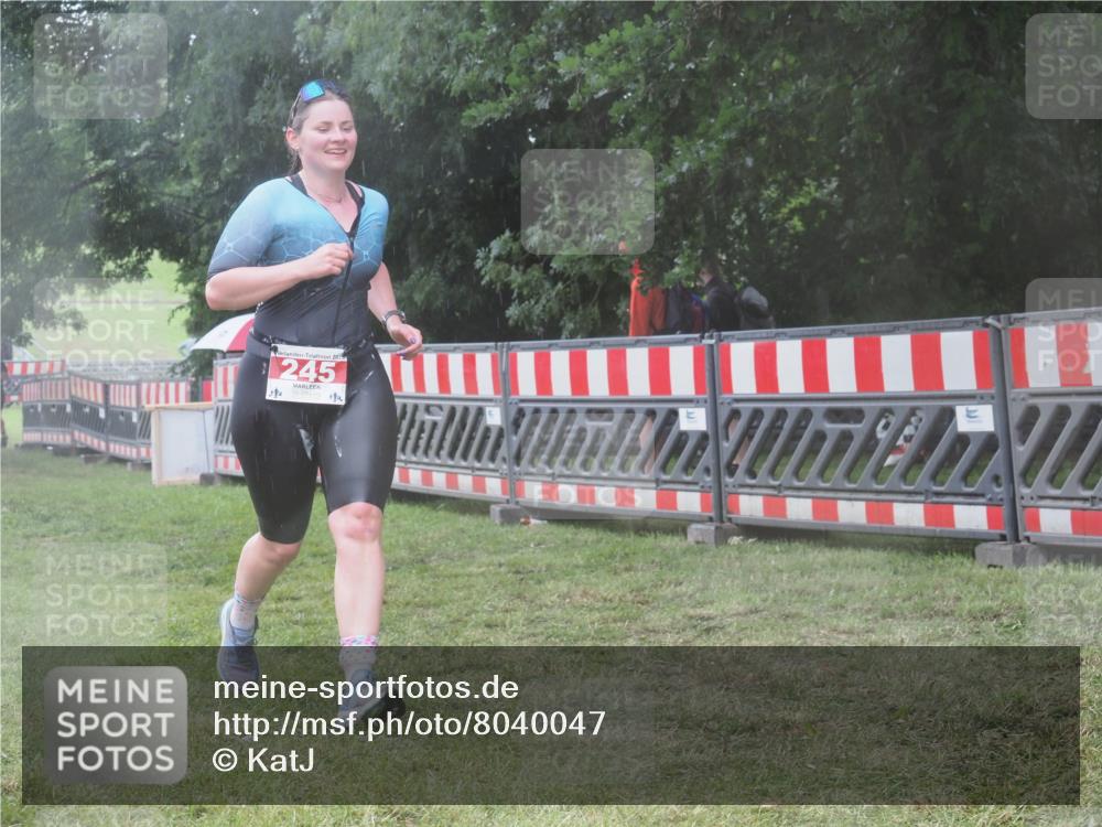 21.06.2025 - 27. Vierlanden-Triathlon KatJ http://msf.ph/oto/8040047 15.06.2025 14:25:35 Ziel 224, 1281 meine-sportfotos.de