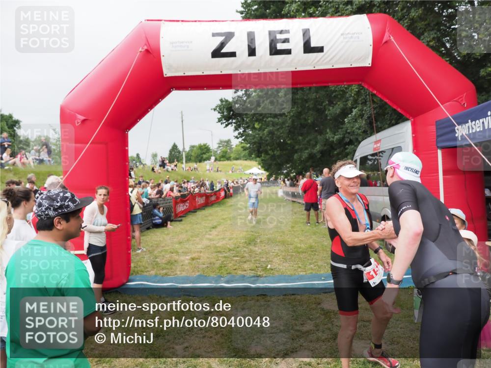 21.06.2025 - 27. Vierlanden-Triathlon MichiJ http://msf.ph/oto/8040048 15.06.2026 13:22:27 Ziel 643 meine-sportfotos.de