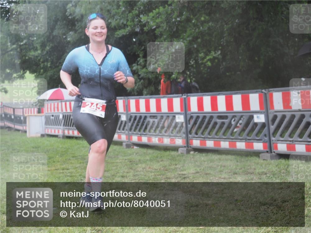 21.06.2025 - 27. Vierlanden-Triathlon KatJ http://msf.ph/oto/8040051 15.06.2025 14:25:36 Ziel 224, 937, 1281 meine-sportfotos.de