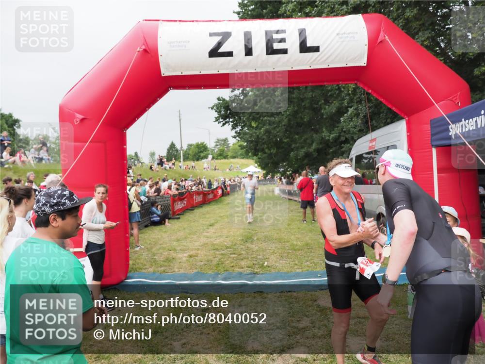 21.06.2025 - 27. Vierlanden-Triathlon MichiJ http://msf.ph/oto/8040052 15.06.2026 13:22:27 Ziel 643 meine-sportfotos.de