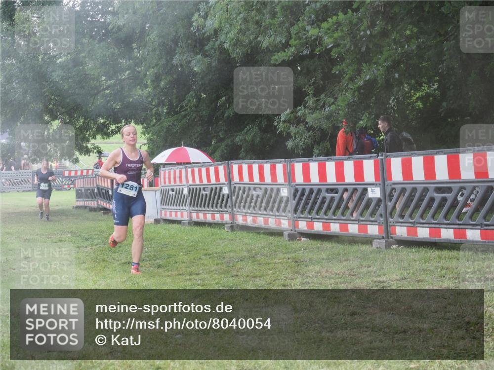 21.06.2025 - 27. Vierlanden-Triathlon KatJ http://msf.ph/oto/8040054 15.06.2025 14:25:39 Ziel 937, 1281 meine-sportfotos.de