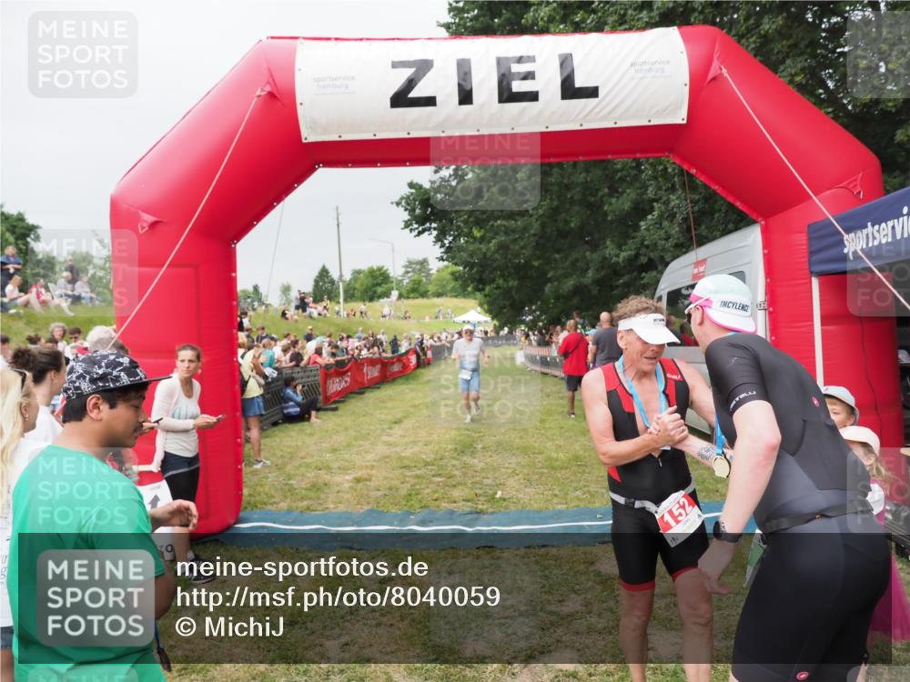 21.06.2025 - 27. Vierlanden-Triathlon MichiJ http://msf.ph/oto/8040059 15.06.2026 13:22:28 Ziel 643 meine-sportfotos.de