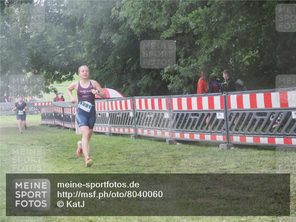 21.06.2025 - 27. Vierlanden-Triathlon KatJ http://msf.ph/oto/8040060 15.06.2025 14:25:39 Ziel 937, 1281 meine-sportfotos.de