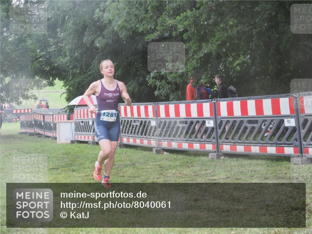 21.06.2025 - 27. Vierlanden-Triathlon KatJ http://msf.ph/oto/8040061 15.06.2025 14:25:39 Ziel 937, 1281 meine-sportfotos.de