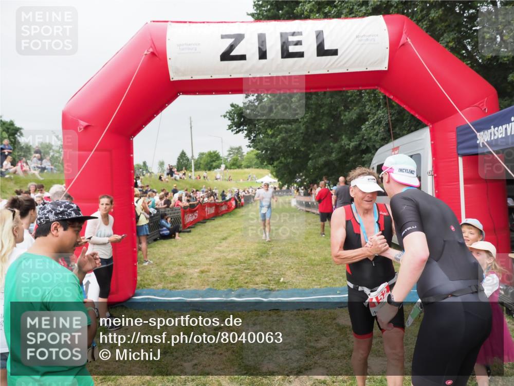 21.06.2025 - 27. Vierlanden-Triathlon MichiJ http://msf.ph/oto/8040063 15.06.2026 13:22:28 Ziel 643 meine-sportfotos.de