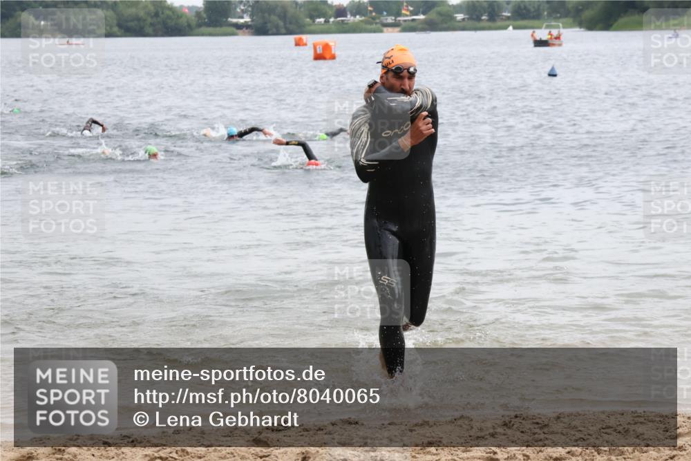 21.06.2025 - 27. Vierlanden-Triathlon Lena Gebhardt http://msf.ph/oto/8040065 15.06.2025 12:54:26 Schwimmen 1103, 1141, 1147, 1162 meine-sportfotos.de
