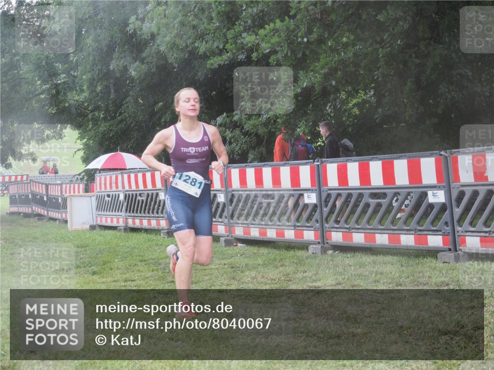 21.06.2025 - 27. Vierlanden-Triathlon KatJ http://msf.ph/oto/8040067 15.06.2025 14:25:40 Ziel 937, 1281 meine-sportfotos.de