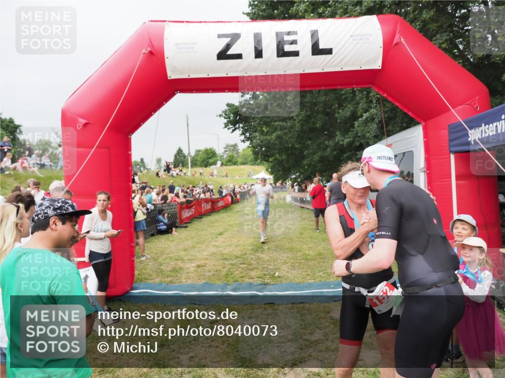 21.06.2025 - 27. Vierlanden-Triathlon MichiJ http://msf.ph/oto/8040073 15.06.2026 13:22:28 Ziel 643 meine-sportfotos.de
