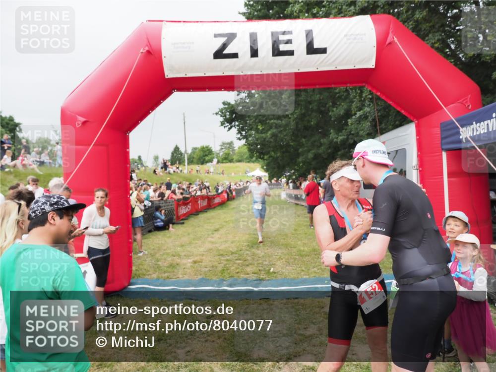 21.06.2025 - 27. Vierlanden-Triathlon MichiJ http://msf.ph/oto/8040077 15.06.2026 13:22:28 Ziel 643 meine-sportfotos.de