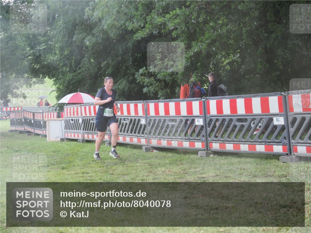 21.06.2025 - 27. Vierlanden-Triathlon KatJ http://msf.ph/oto/8040078 15.06.2025 14:25:43 Ziel 937 meine-sportfotos.de