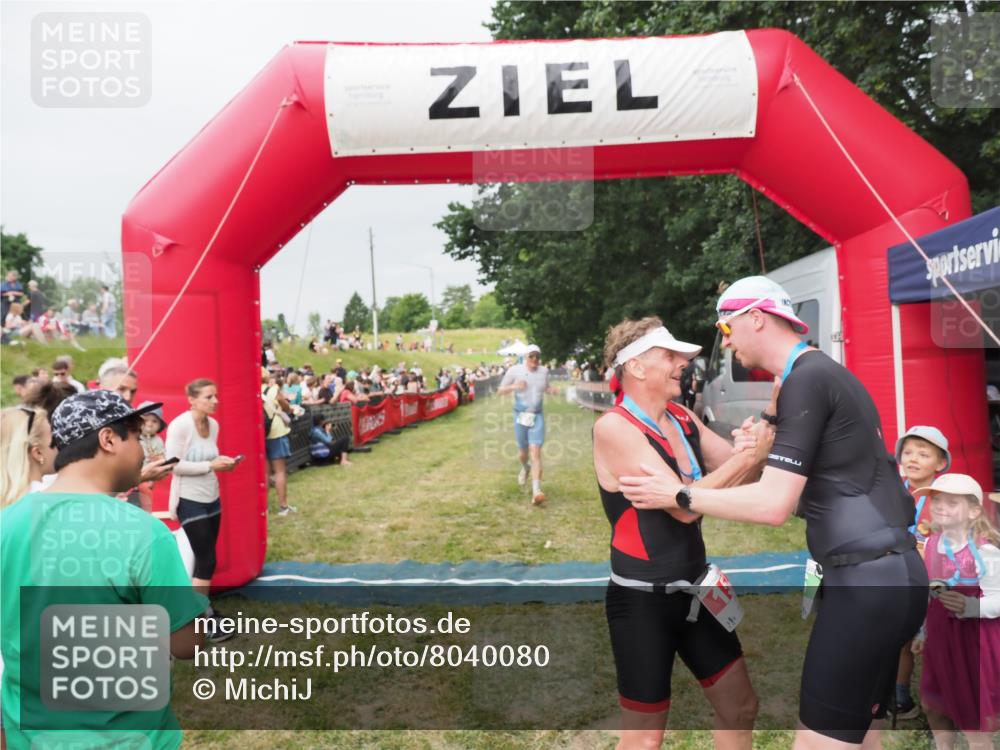 21.06.2025 - 27. Vierlanden-Triathlon MichiJ http://msf.ph/oto/8040080 15.06.2026 13:22:29 Ziel 643 meine-sportfotos.de