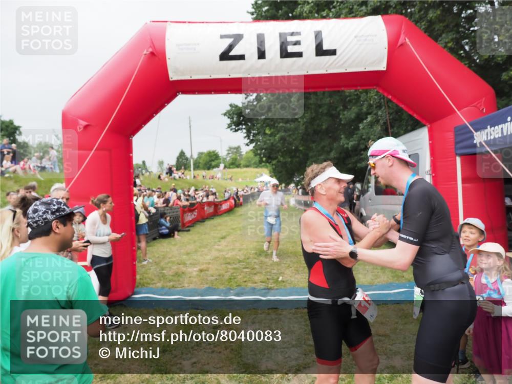 21.06.2025 - 27. Vierlanden-Triathlon MichiJ http://msf.ph/oto/8040083 15.06.2026 13:22:29 Ziel 643 meine-sportfotos.de